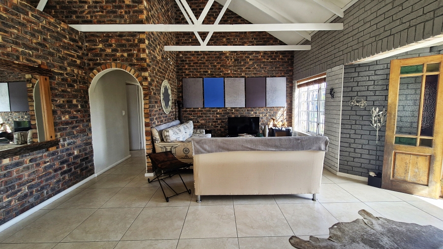 5 Bedroom Property for Sale in Middedorp Western Cape